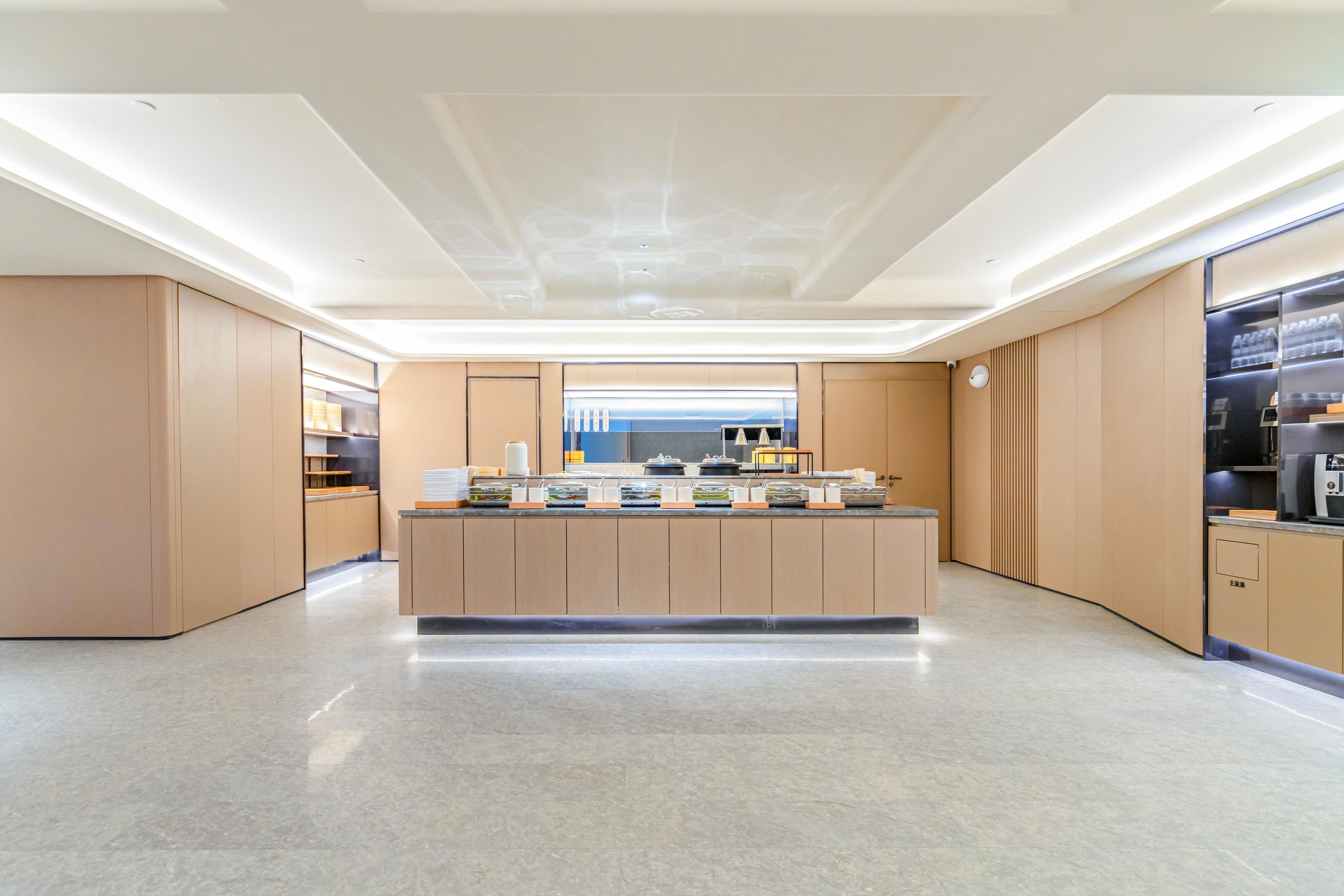 Uma cozinha moderna com ilha central, eletrodomésticos embutidos e um design limpo e minimalista.