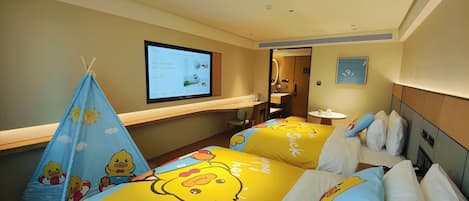 Une chambre d’hôtel avec deux lits, une télévision, un bureau et une salle de bain.