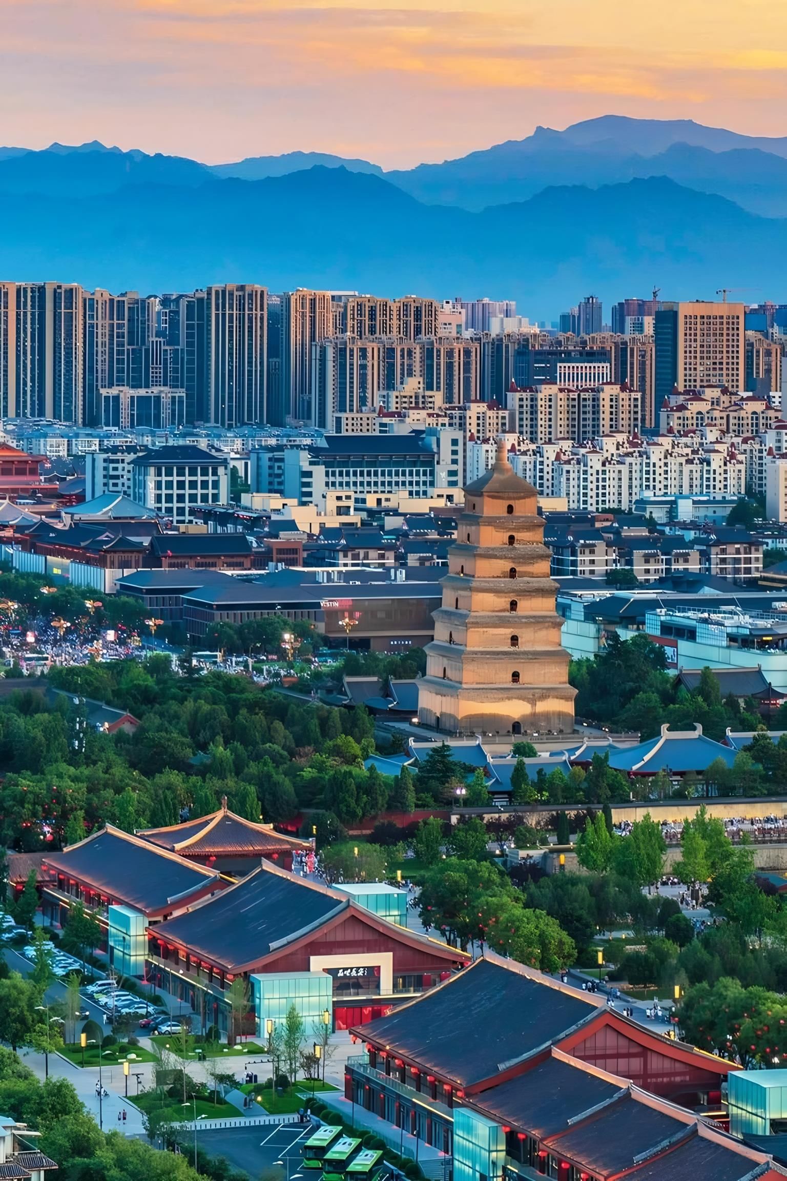 Un paisaje urbano con una pagoda destacada en primer plano, rodeada de modernos rascacielos y arquitectura tradicional.