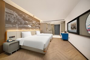 Une chambre d’hôtel dotée d’un grand lit, de tables de chevet, d’un téléviseur fixé au mur et d’un design moderne.