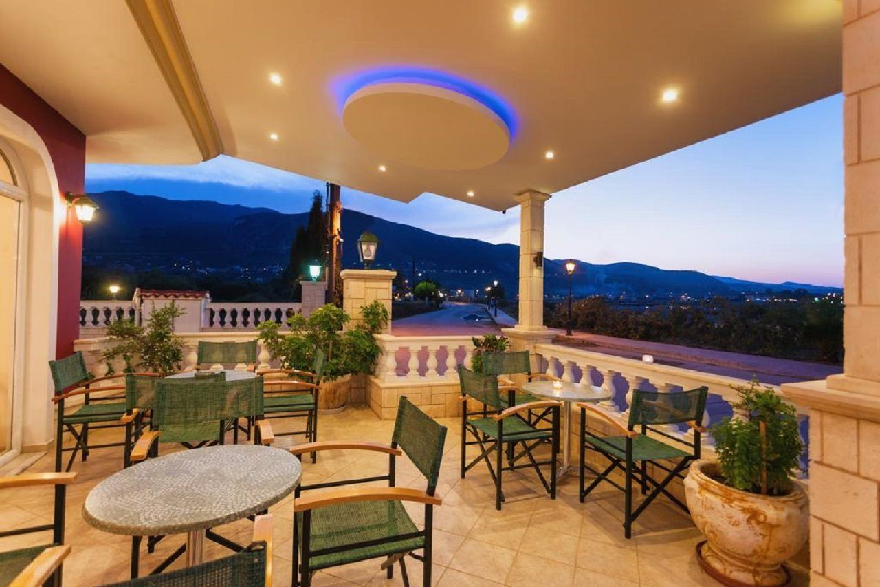 Un espacio al aire libre con mesas y sillas, una lámpara decorativa y vistas a las montañas.