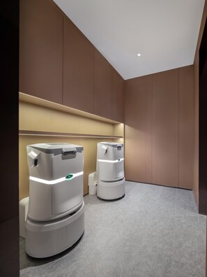 A modern bathroom with two standalone water dispensers and a toilet. - JI Hotel (Xi'an)