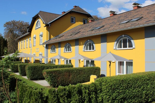 A yellow building with multiple windows and a sloped roof. - Gã¤stehaus Karl August (Fohnsdorf)