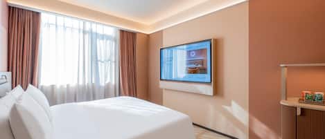 Una habitación de hotel con una cama, un televisor montado en la pared y una mesita con objetos encima.