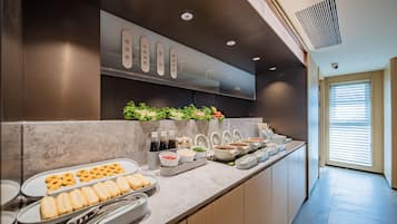 Un buffet proposant une variété de plats et d’accompagnements.