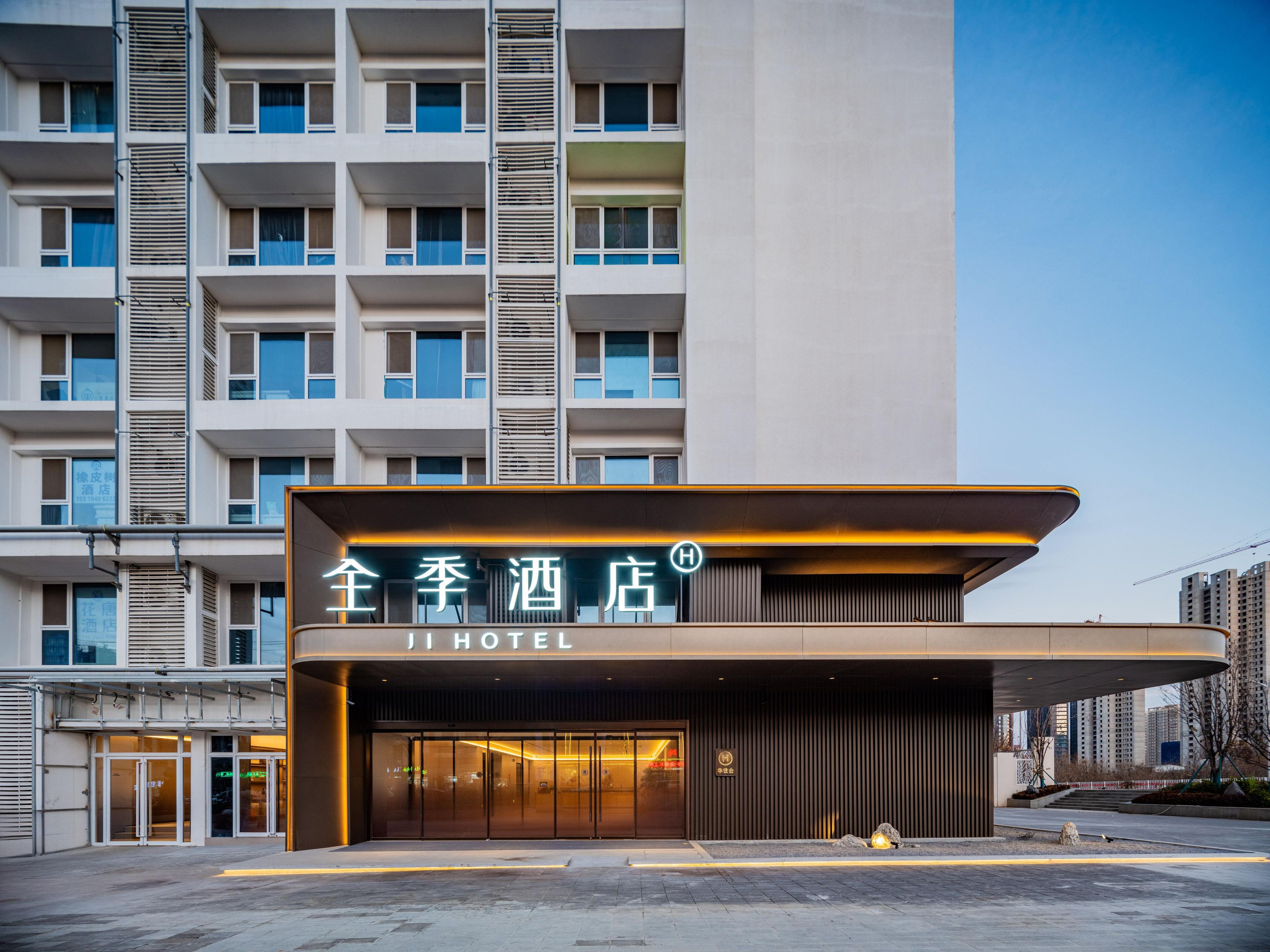 Un hôtel doté d’une façade moderne, d’une grande entrée vitrée et d’une enseigne bien visible.