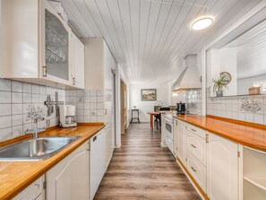 Kühlschrank, Mikrowelle, Geschirrspüler, Kochgeschirr/Geschirr/Besteck
