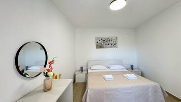 1 dormitorio, tabla de planchar con plancha, Internet y ropa de cama