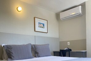 Een strijkplank/strijkijzer, gratis wifi, beddengoed