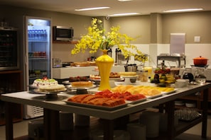 Dining - 2 Units | 10 Min Walk to Vilas do Atlântico Beach | Rooftop Pool (Bahia)