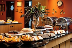 A buffet with various baked goods and desserts. - Ultimate Comfort in a Modern Room – Explore Nearby National Park! (Paraná)