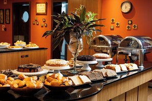Un buffet con diversi prodotti da forno e dolci.