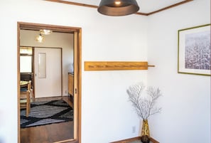 Casa básica, 3 habitaciones, vista a la ciudad | Interior