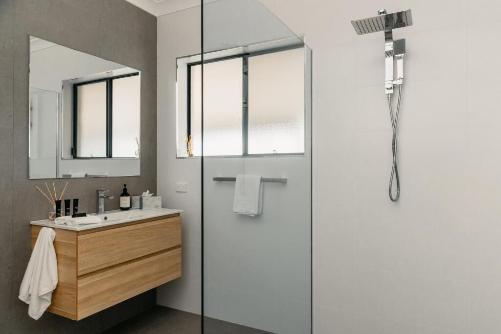 Kamar Double Comfort, 1 Tempat Tidur Queen, balkon, pemandangan kebun | Kamar mandi
