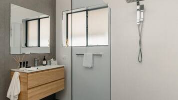 Kamar Double Comfort, 1 Tempat Tidur Queen, balkon, pemandangan kebun | Kamar mandi