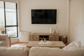 Comfort Double Room, 1 Queen Bed, Balcony, Garden View | Living area - Laurina Estate (Darawank)