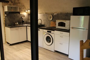 Wasserkocher mit Kaffee-/Teezubehör, Kühlschrank, Mikrowelle, Ofen