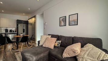 Appartement, balcon | Aire de séjour