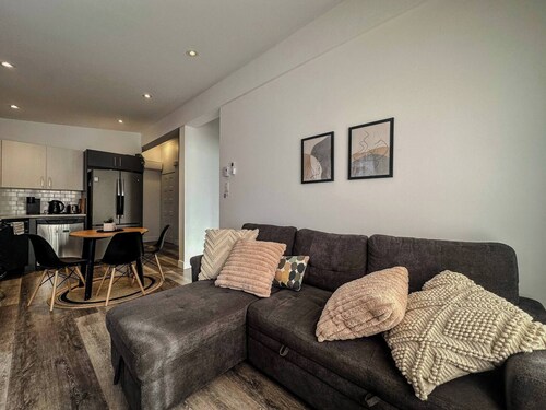 Bright Home With Balcony - 15 min to Premium Outlets