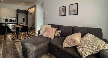 Bright Home With Balcony - 15 min to Premium Outlets
