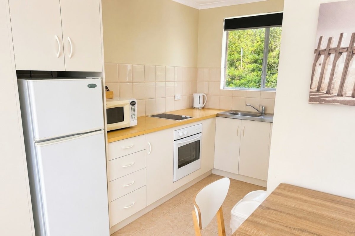 Studio | Private kitchen | Mini-fridge, microwave, cookware/dishes/utensils