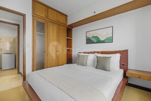 Apartment, 2 Bedrooms, City View | Meja, ruang kerja komputer riba, seterika/papan seterika, Wi-fi percuma 