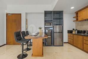 Apartment, 2 Bedrooms, City View | Ruang makan