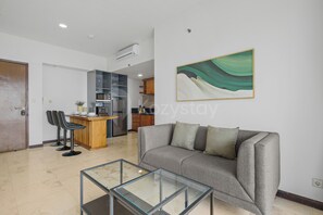 Apartment, 2 Schlafzimmer, Stadtblick | Wohnbereich | 43-Zoll-Smart-TV mit Kabelempfang, Netflix, Streaming-Dienste