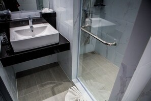 Comfort Room, City View | Bathroom | Shower, towels, soap, shampoo - Nouriva Place Bangkok (Pranakorn)
