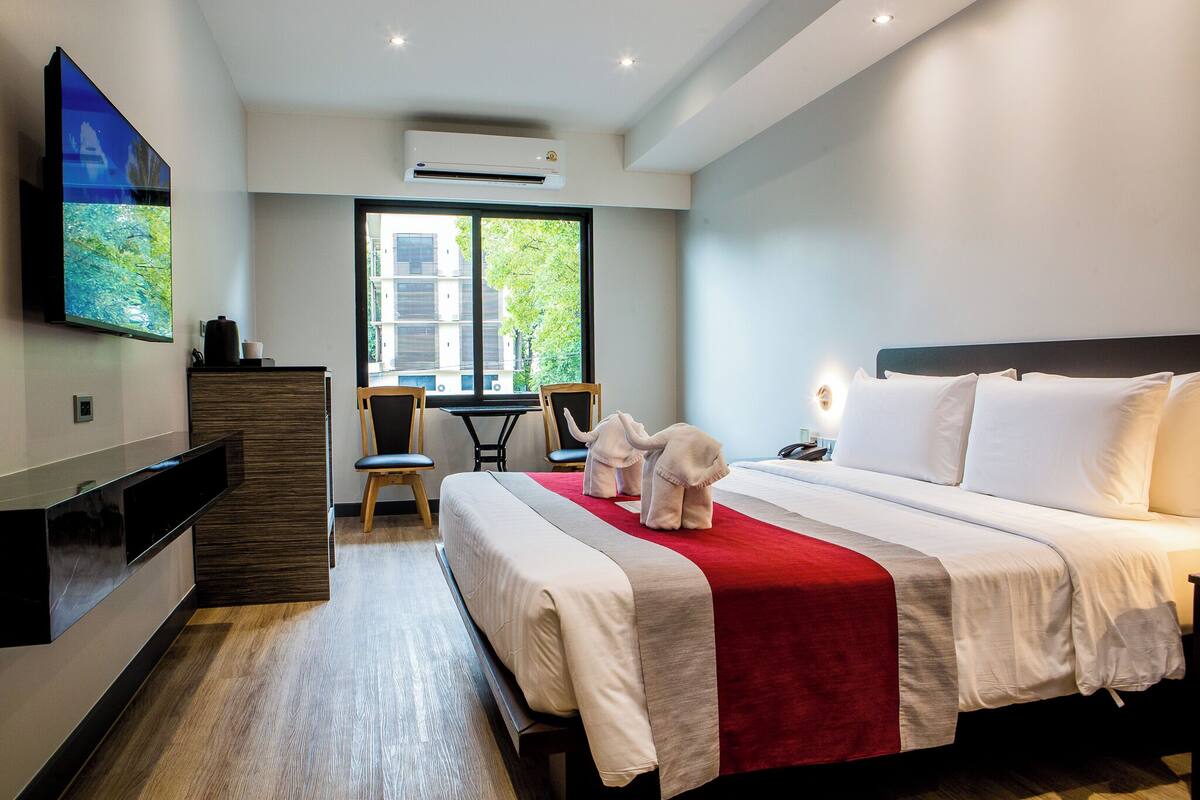 Standard Room, 1 Katil Raja (King), City View | Peti besi dalam bilik, meja, ruang kerja komputer riba, Wi-fi percuma 
