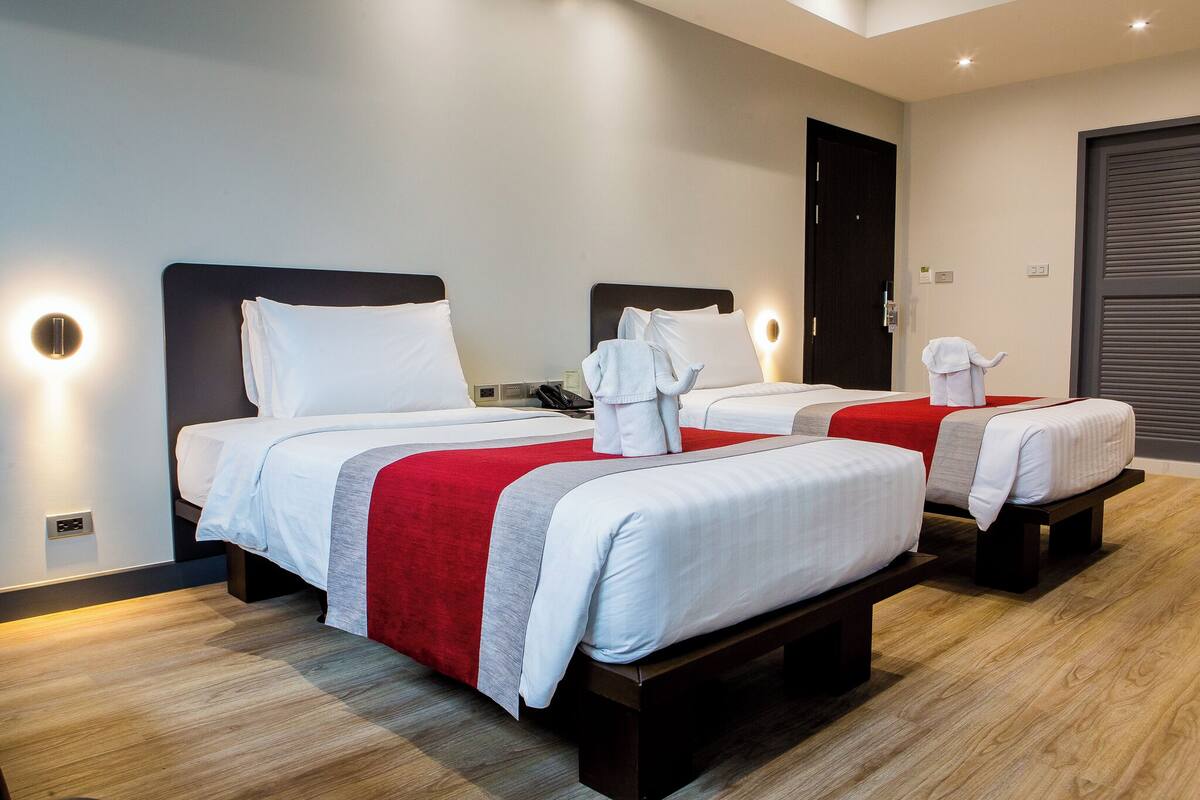 Standard Room, 2 Katil Bujang (Single), City View | Peti besi dalam bilik, meja, ruang kerja komputer riba, Wi-fi percuma 