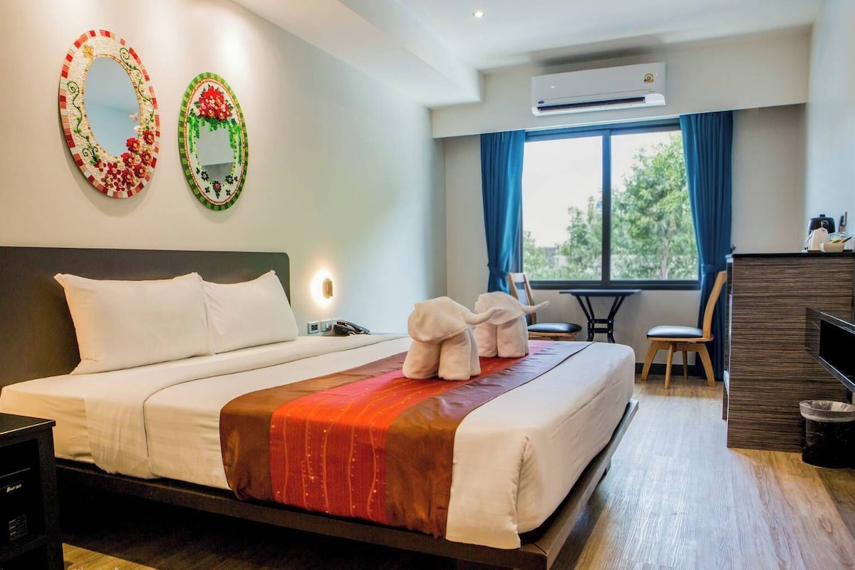 Standard Room, 1 King Bed, City View | In-room safe, desk, laptop workspace, free WiFi
