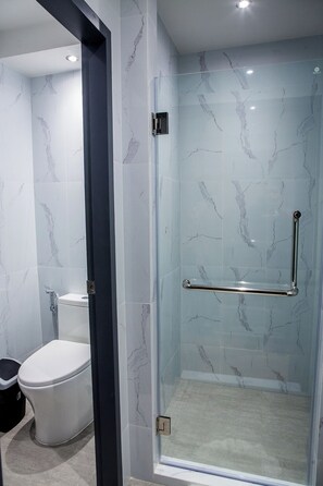 Premier Triple Room, City View | Bilik Mandi | Pancuran mandi, tuala disediakan, sabun, syampu 