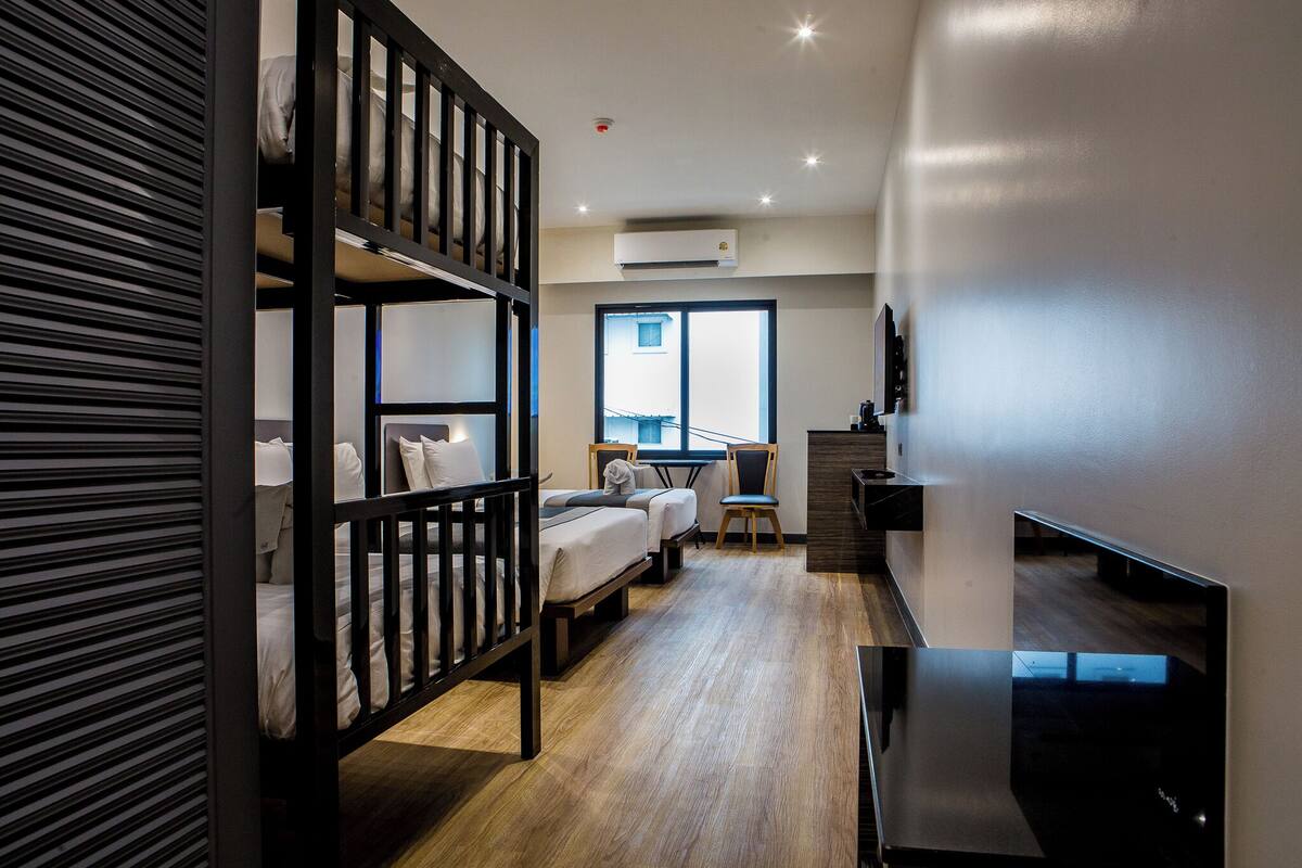 Family Room, City View | Peti besi dalam bilik, meja, ruang kerja komputer riba, Wi-fi percuma 