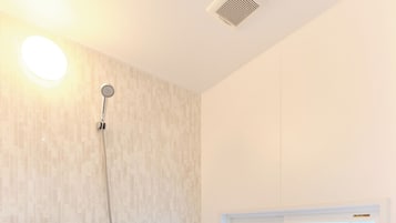 Eenvoudig huis, 3 slaapkamers, uitzicht op de stad | Badkamer