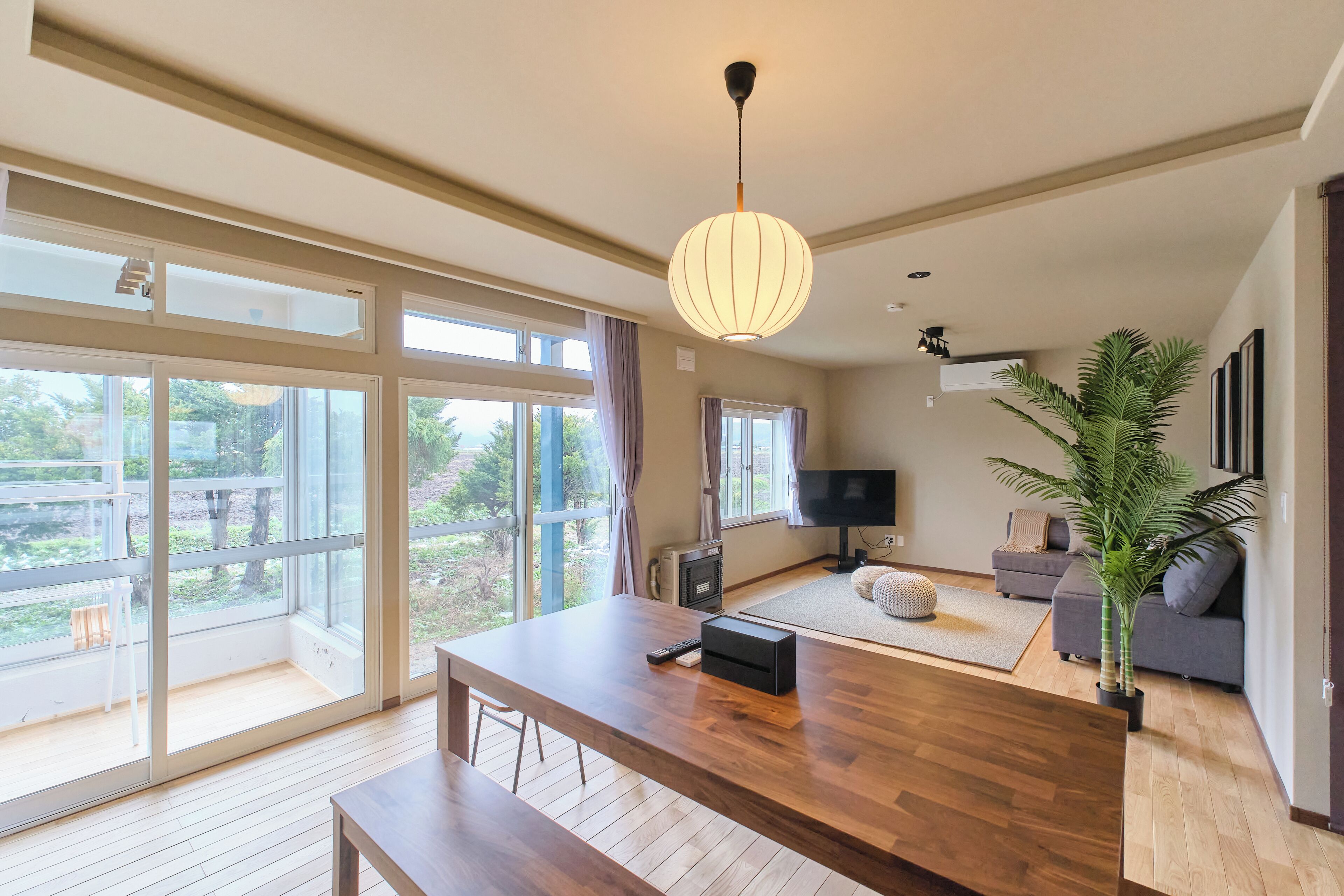 Casa básica, 3 habitaciones, vista a la ciudad | Área de sala de estar