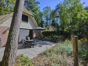 Outdoor dining - Authentic reed cottage in the heart of nature. (Rekem)