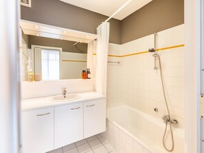 Bathroom - Cozy apartment in the heart of Koksijde. (Koksijde)