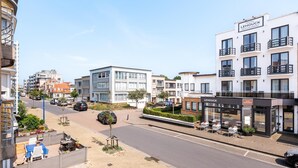 Un hôtel moderne doté d’un restaurant, qui se distingue par son design épuré et contemporain ainsi que par son vaste espace extérieur aménagé pour accueillir les clients.