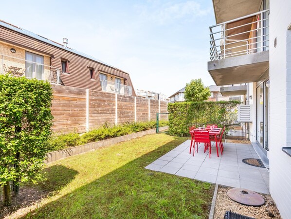 Outdoor dining - Beautiful terrace and close to the beach (Sint-Idesbald)