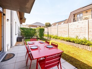 Outdoor dining - Beautiful terrace and close to the beach (Sint-Idesbald)