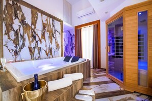 Une salle de bain moderne avec une grande baignoire, des éléments décoratifs en bois et une douche séparée par une paroi de verre.