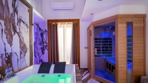 Ein modernes Badezimmer mit Badewanne, einer Holzsauna und einem großen Spiegel.