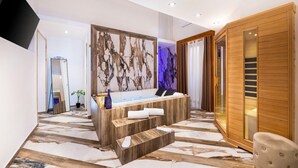 Ein modernes Badezimmer mit freistehender Badewanne, einem großen Spiegel und einem hölzernen Waschtisch.