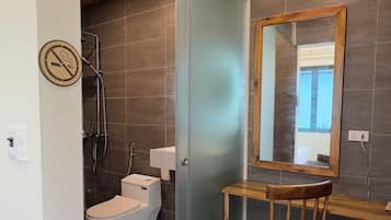 Dusche, Haartrockner, Bidet, Handtücher