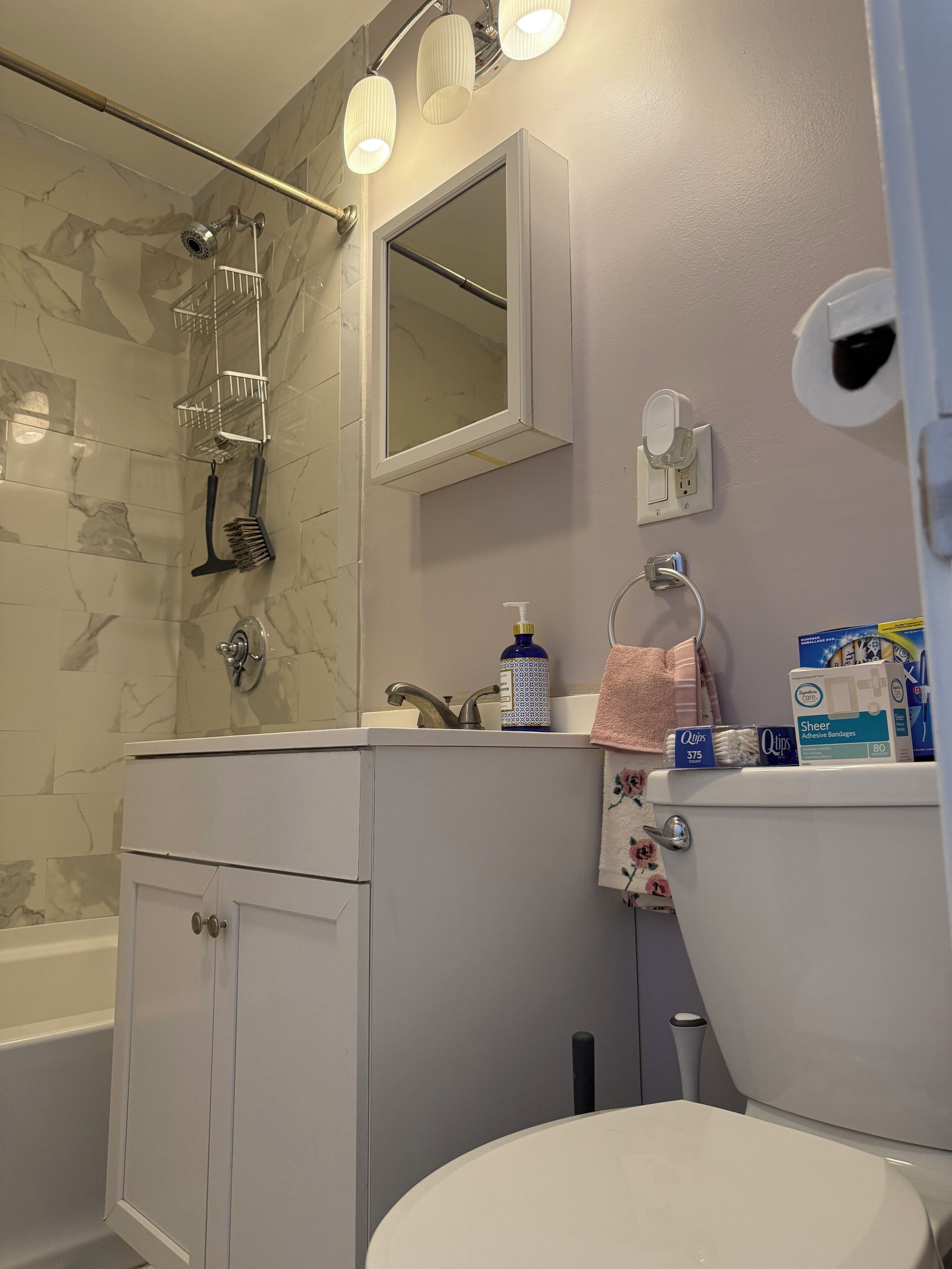 Douche, sèche-cheveux, serviettes fournies, savon