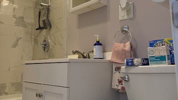 Douche, sèche-cheveux, serviettes fournies, savon