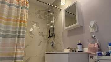 Douche, sèche-cheveux, serviettes fournies, savon