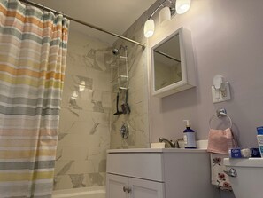 Dusche, Haartrockner, Handtücher, Seife