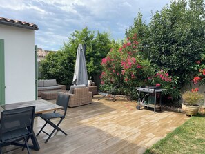 Outdoor dining - Spacious Family Home close to the beach and market (La Couarde-sur-Mer)